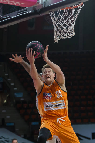 两连胜登顶 两连胜登顶