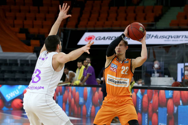 年轻中场穆 年轻中场穆